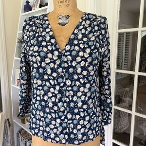 Super cute Madewell v neck button down top. Size M